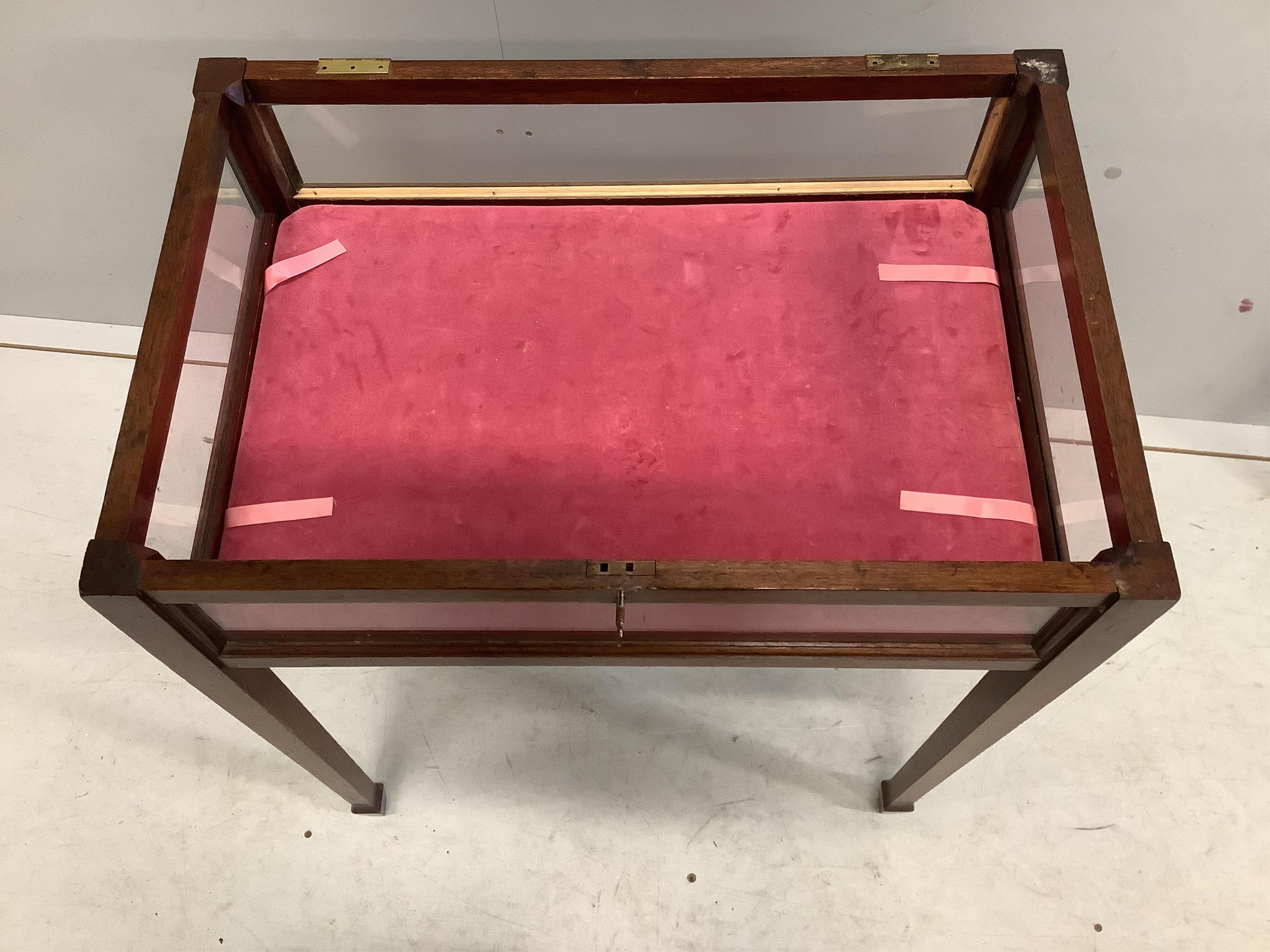 An Edwardian satinwood banded mahogany bijouterie table, width 63cm, depth 43cm, height 77cm. Condition - fair, top loose